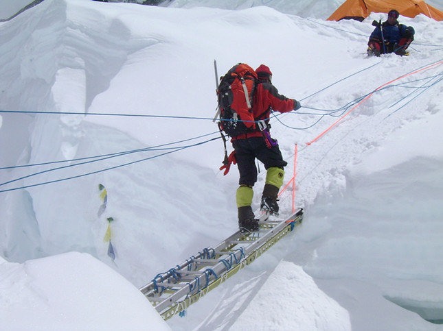 2005年珠峰复测中，登顶测绘队员刘西宁正在通过海拔7000米冰裂缝。.jpg