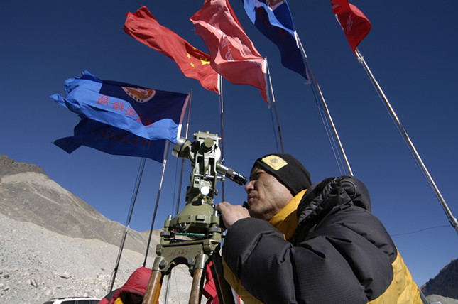 2005年珠峰复测时，在大本营进行交会测量。.JPG