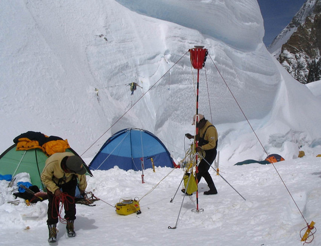 2005年珠峰复测时，测量觇标和雪深雷达探测仪在海拔7028米的北坳进行测试。.JPG