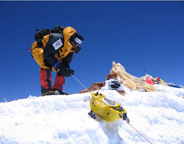 2005年珠峰复测时，雪深雷达探测仪在峰顶。.JPG