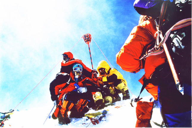2005年珠峰复测，队员们在峰顶测量。.jpg
