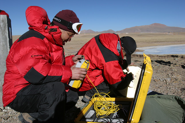 2005年珠峰复测中，队员们正在进行GPS测量。.JPG