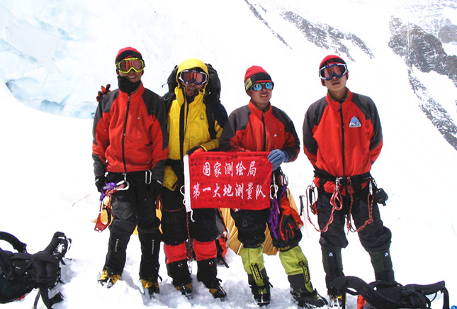 2005珠峰复测时，登顶测绘队员在海拔7028米处合影(左起柏华岗、任秀波、刘西宁、白天路)。.jpg