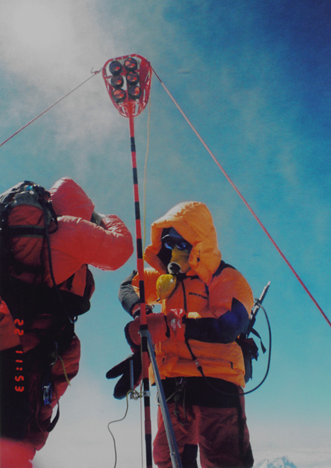 2005年珠峰复测中，橘红色的测量觇标第一次竖立在珠峰峰顶。.jpg