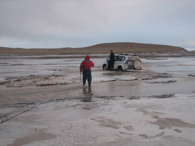 2008你那10月23日在藏北无人区做像控返回时，为躲避大雪封山赶路时过冰河自救.JPG