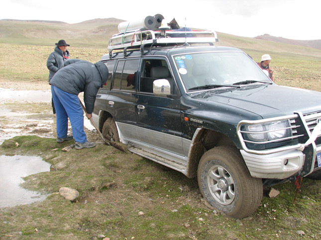 2008年6月25日在藏北无人区陷车自救.JPG
