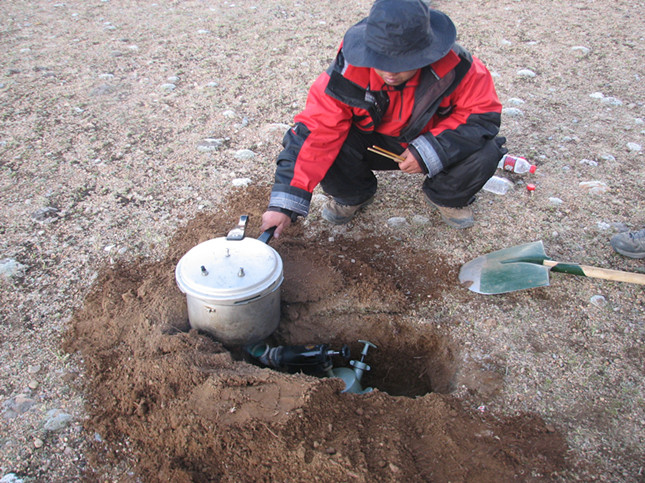 2008年6月14在藏北无人区高海拔野外用高压锅煮方便面.JPG