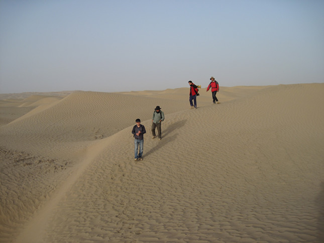 2009年9月25日在新疆和田地区塔克拉玛干沙漠步行进沙漠做像控点，距离公路直线距离8公里，人员依次为刘伟东、周喜峰、张伟、李彪.JPG