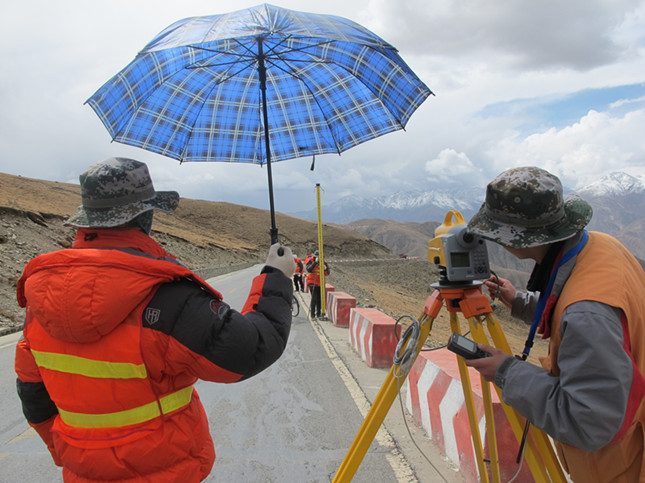 2014年，队员在西藏进行水准测量。.JPG