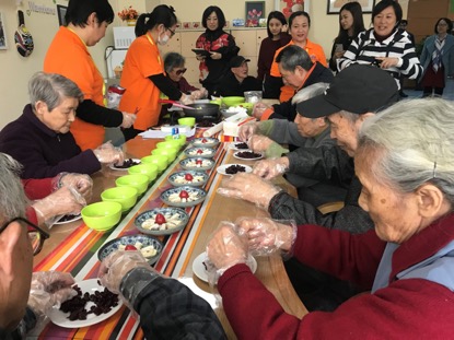 日间照料室里，老人们在学做雪花酥。（孔华/摄）