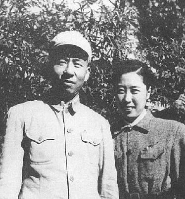 1949年刘少奇与王光美在中南海.jpg