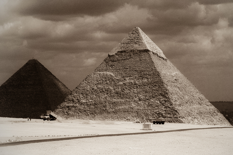 Great_Pyramid_of_Giza_(Khufu’s_pyramid),_Pyramid_of_Khafre_(left_to_right)._Cairo,_Egypt,_North_Africa.jpg