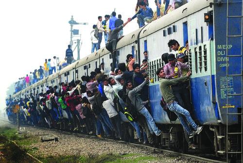 "扒火车"成常态,三年中五万人被撞死,印度铁路已积重