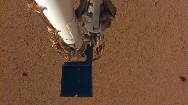 图中是洞察号探测器的机械臂，它使用铲子收集火星土壤样本。该图像拍摄于12月4日。