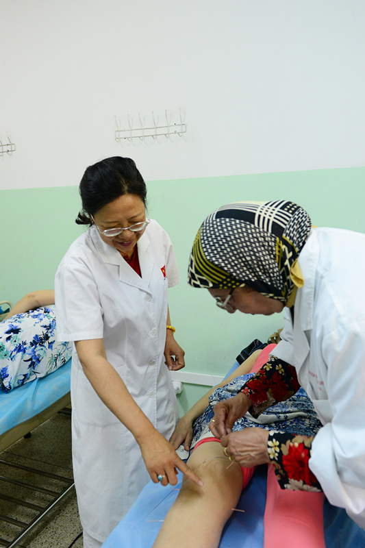 龙华医院潘云华医生指导摩洛哥护士一起在给摩洛哥患者做针灸治疗.JPG