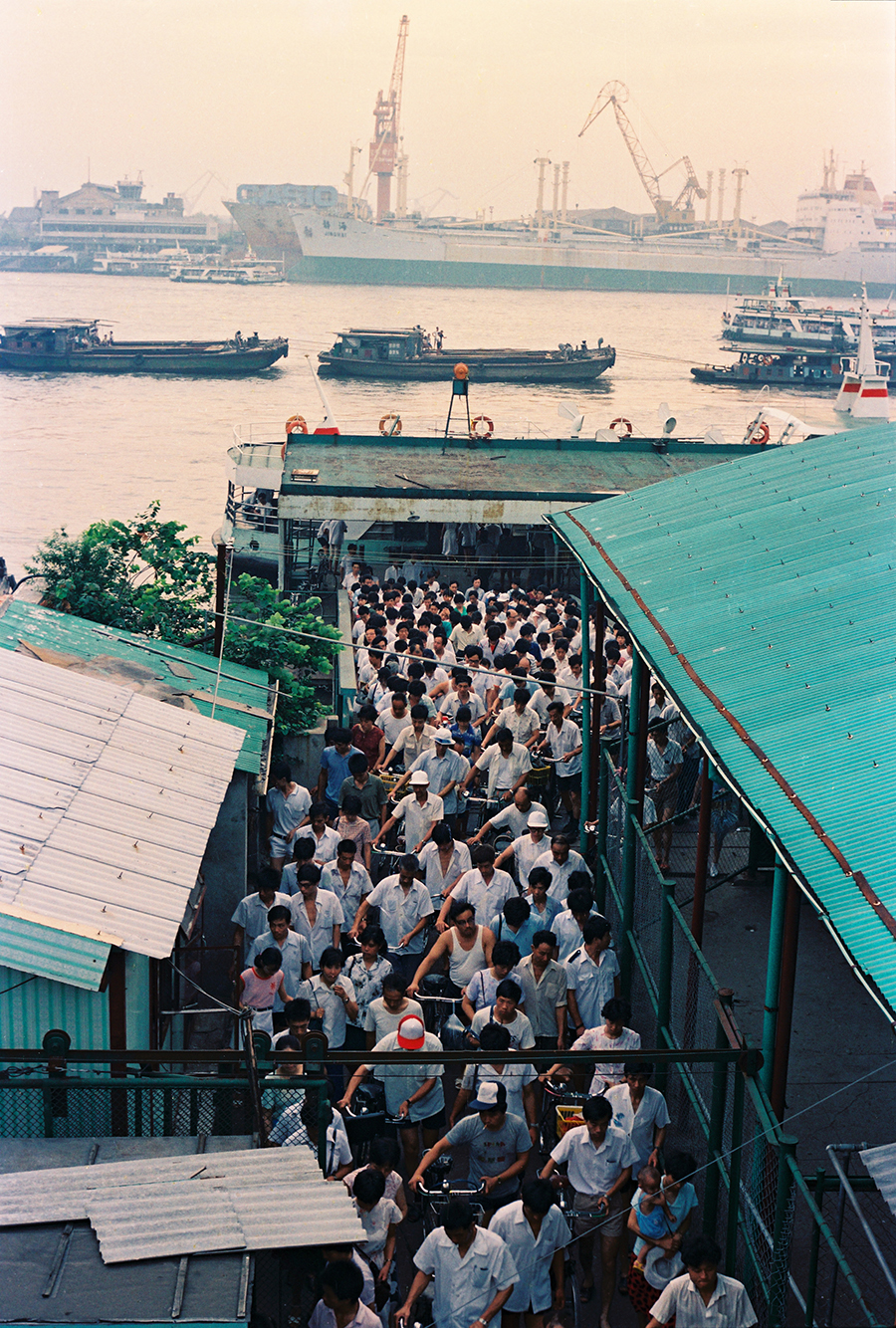 1990年，下班高峰时刻的陆家嘴轮渡口。1991年南浦大桥建成之前，上海市民过江大多依靠轮渡（郑宪章摄）.jpg
