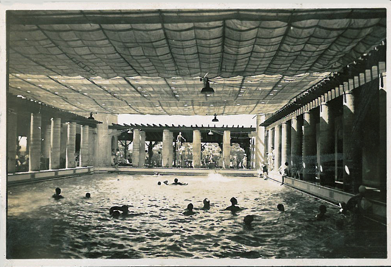 20世纪30年代拍摄的哥伦比亚总会游泳池。图中可见 两侧标志性的立柱以及遮阳棚.jpg