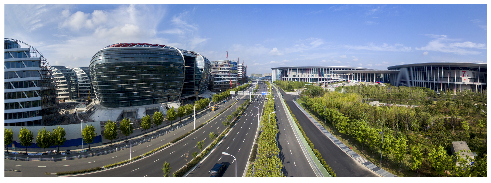 位于虹桥商务区的核心建筑群——国际会展中心（上海）和虹桥世界中心（王鹤春摄）.jpg