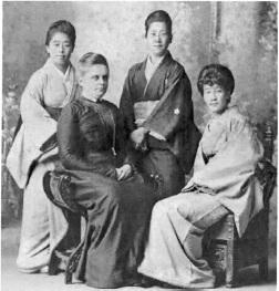 从左至右：梅子、 爱丽丝、繁子、合松， 1901年（照片由瓦萨学院图书馆特别收藏区提供）.jpg