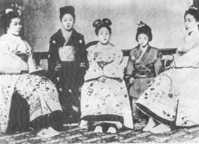 女孩们出发前拜见天皇当日 从左至右： 上田陈子， 永井繁子， 山川舍松， 津田梅子， 吉益亮子.jpg