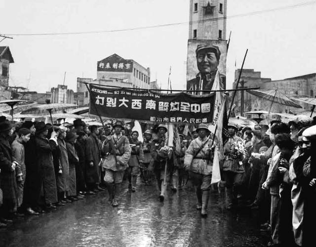 1949年11月30日，重庆解放后，人民解放军继续向成都进发，追击国民党军队，很快就解放整个四川。重庆市民在解放碑前欢迎解放军凯旋归来.jpg