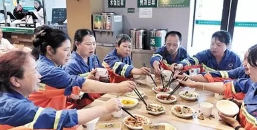 饭店老板请环卫工吃免费午餐结果又收费 真相很暖