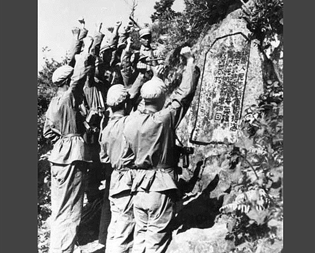 1953年，黄继光生前所在部 队战士在上甘岭阵地上黄继光烈 士纪念碑前庄严宣誓_副本.jpg