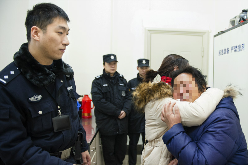 图为陈老太在民警帮助下与女儿重聚（拍摄吴坚）_meitu_1.jpg