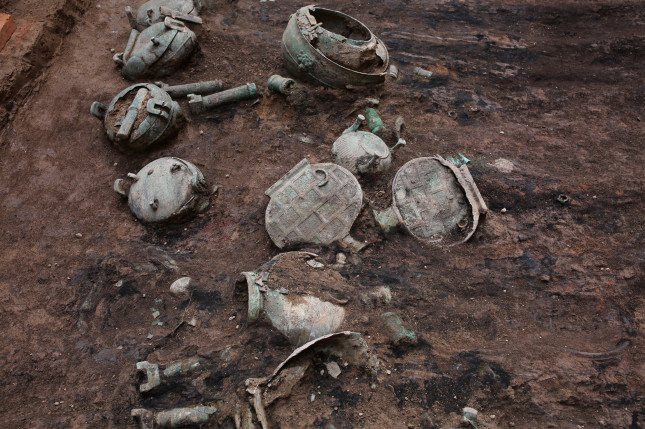咸阳市龚西秦墓M8中出土的的铜容器。.jpg