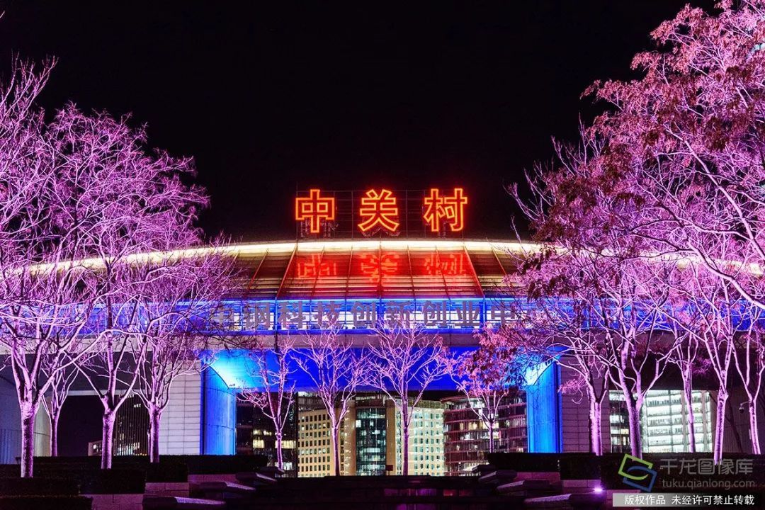 12月11日，彩灯齐亮，中关村上演绚丽多彩大型灯光秀（图片来源：tuku.qianlong.com）。王保生摄 千龙网发