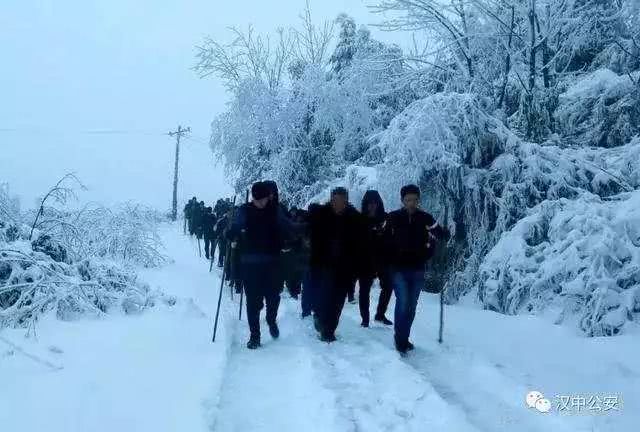 同时，另一路待命守候民警