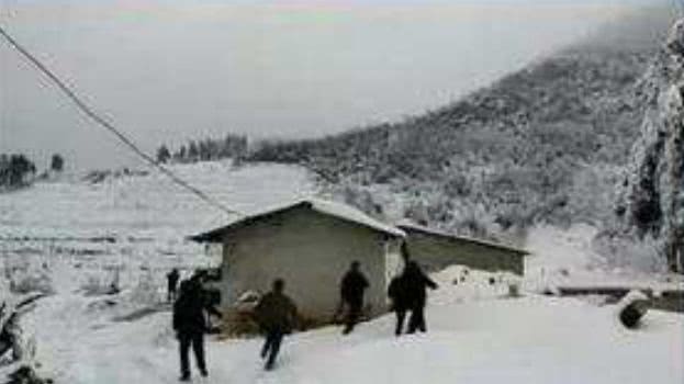 随后，又在一尺多厚的雪地中