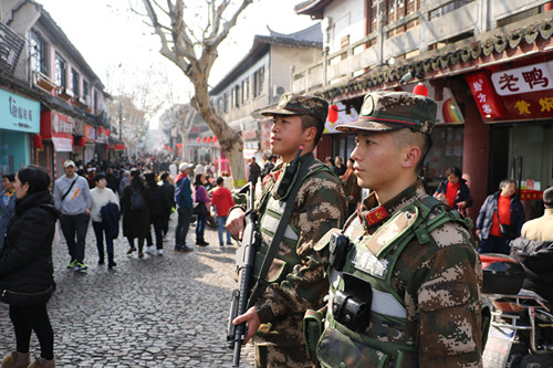 武警官兵在州桥老街巡逻。刘金雨 摄.JPG