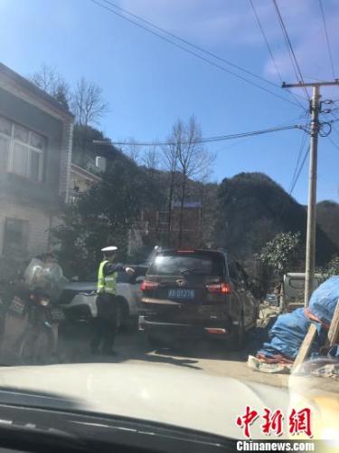 交警在移山村疏通道路。冷桂玉 摄