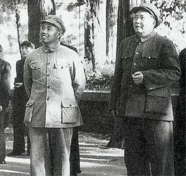 毛泽东和许世友.jpg