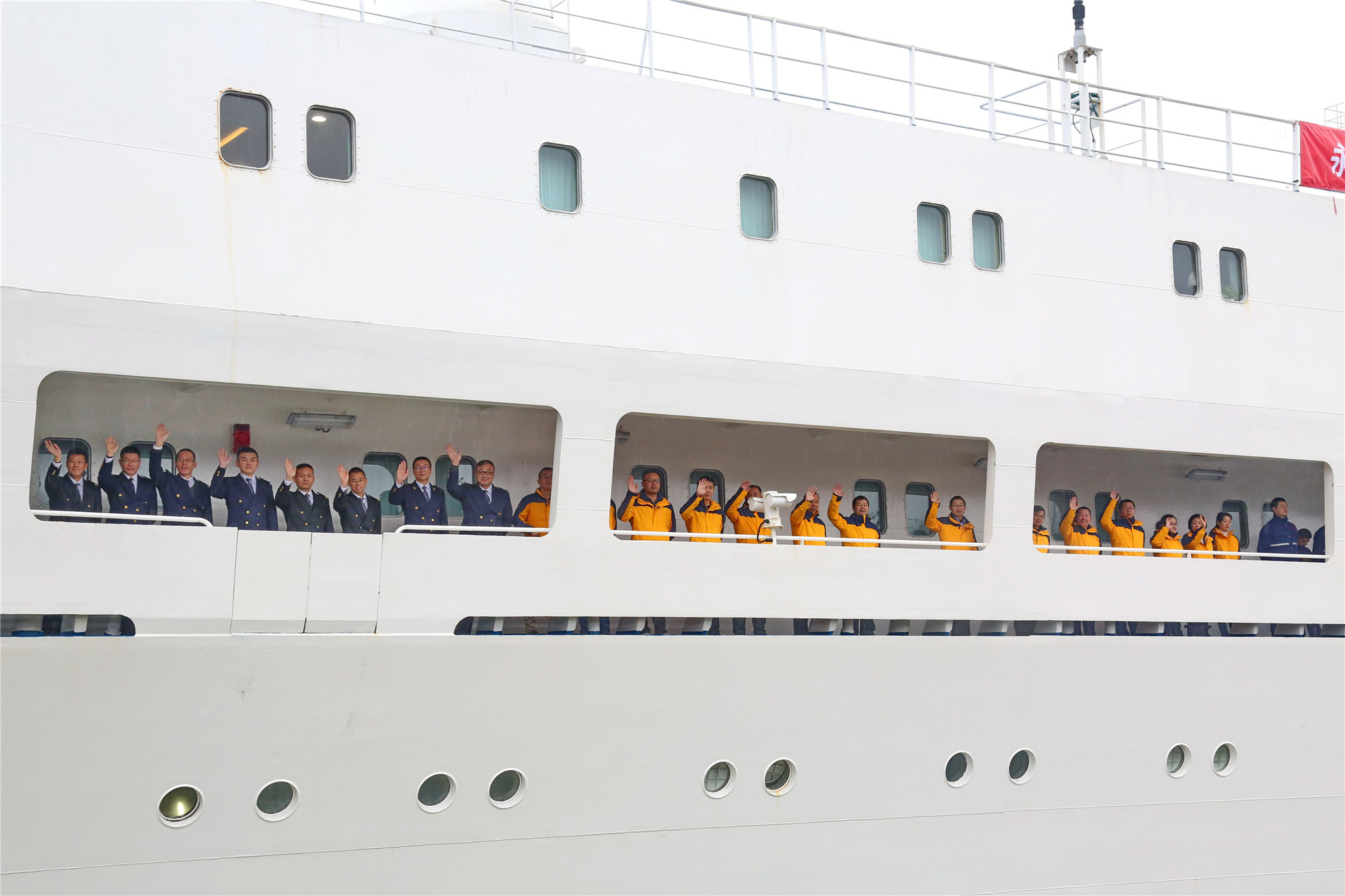 图片2—细雨霏霏，船员们在内舷甲板挥手作别，王哲摄.jpg