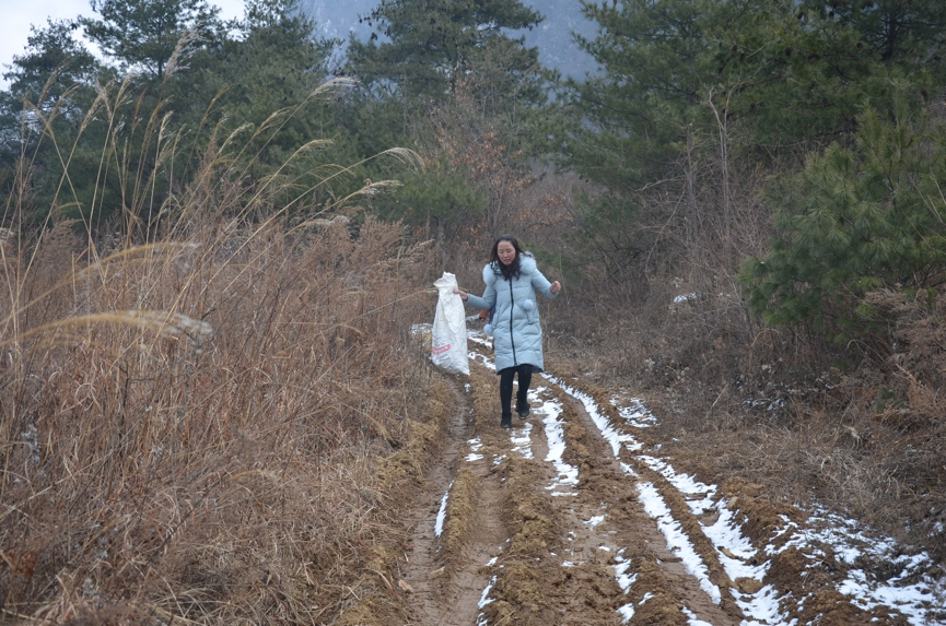 春节过后不到一周，梁倩娟就来到离家20多公里的山区拜访农户.png