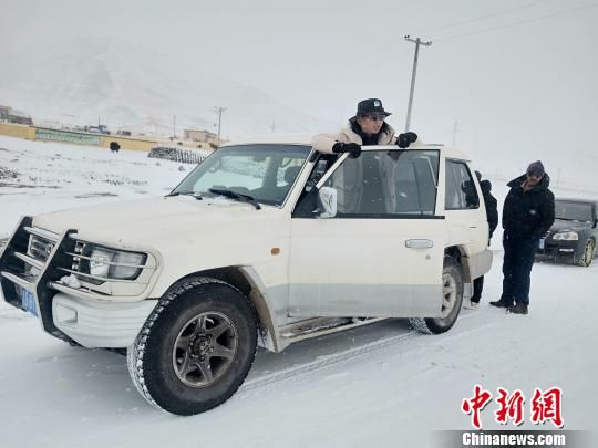 图为青海玉树隆宝国家级自然保护区工作人员巡线监测，为身处雪灾中的黑颈鹤做“后勤保障”工作。　索南扎西 摄