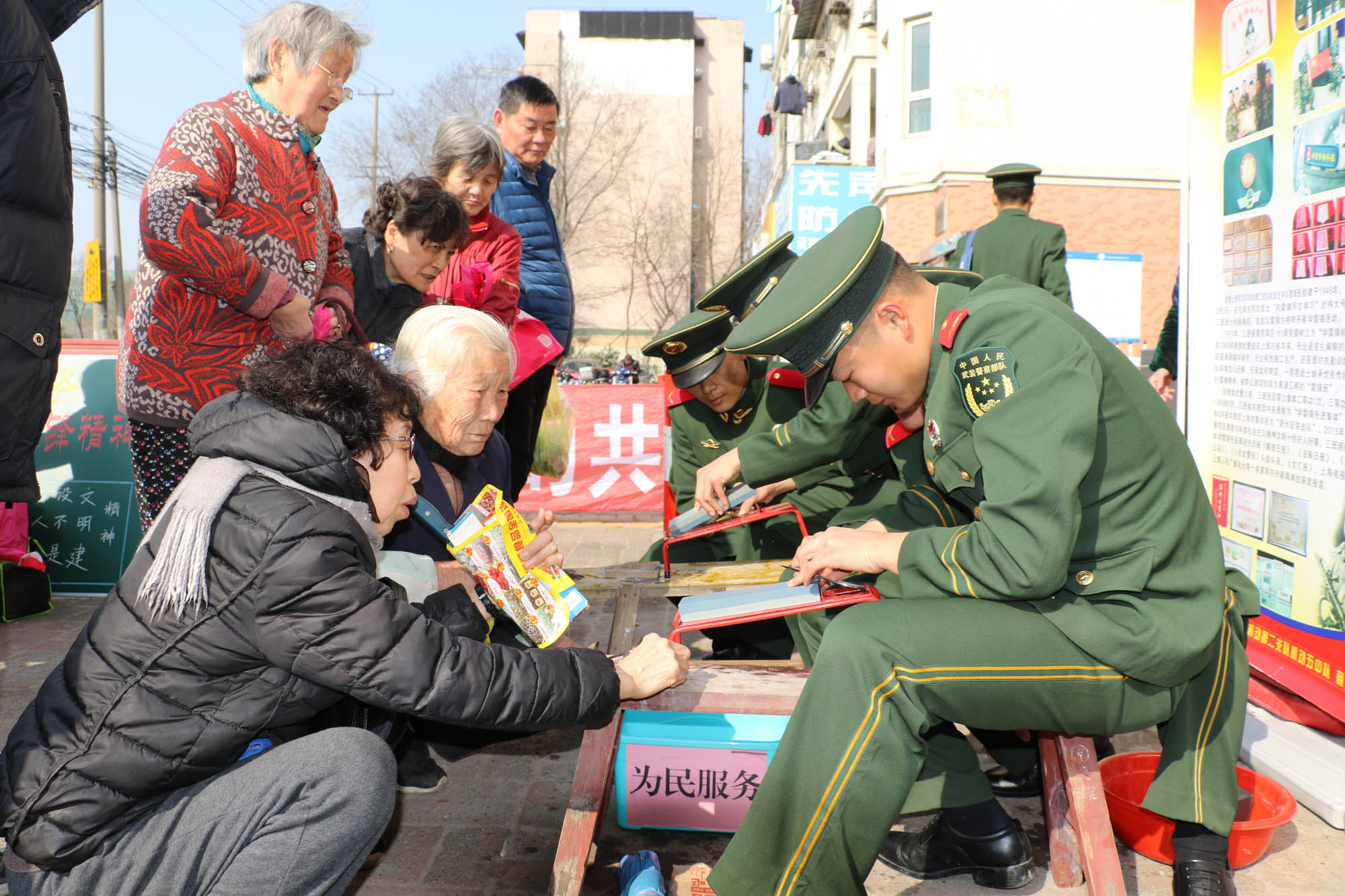 图为雷锋班战士正在磨刀.jpg