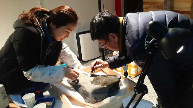 张兴亮教授（右）与傅东静副教授（左）在修复古生物化石。.JPG