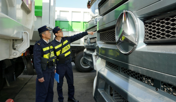 上海吴淞海关支持自主品牌三一自卸车30辆出口至印尼-路慎利 摄3_meitu_3.jpg