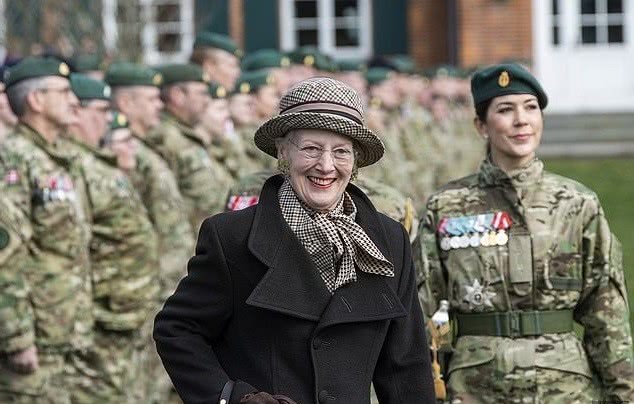 丹麦王储妃着军装就职国民警卫队队长,玛格丽特女王现场观看笑逐颜开