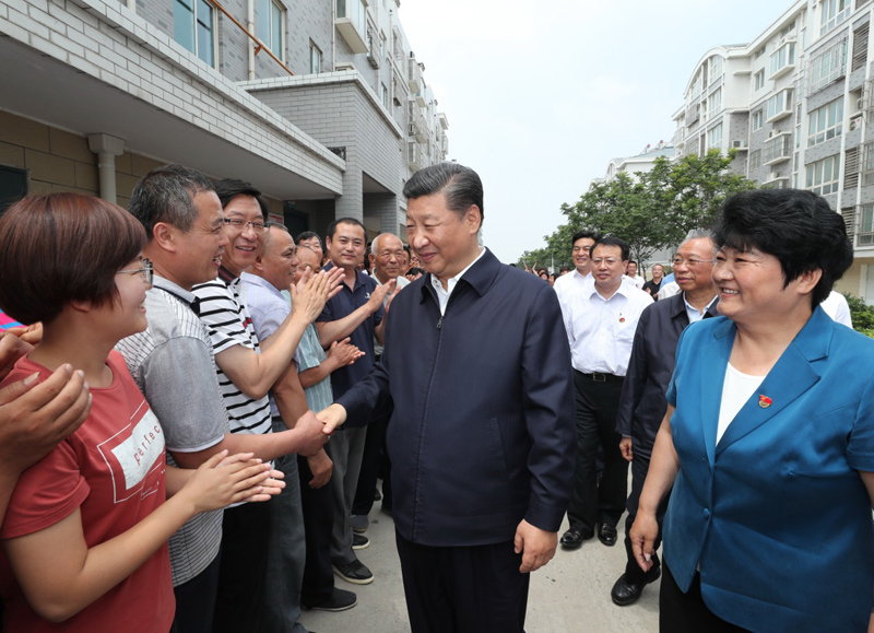 2018年6月12日至14日，习近平在山东考察。这是14日上午，习近平在济南市章丘区双山街道三涧溪村，同村民们亲切交谈。