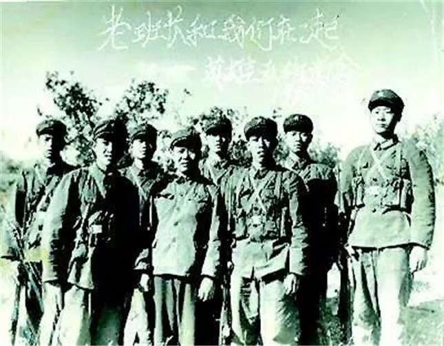 胡传九（左四）1972年回英雄连队照片.jpg