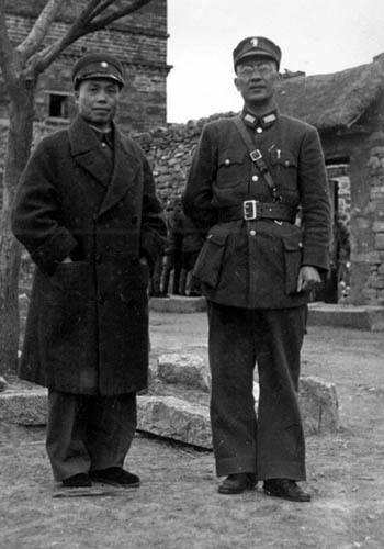 李宗仁（左）、白崇禧（右）在台儿庄战役时留影.jpg