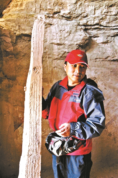 2005年王旭东在新疆楼兰壁画做现场抢救性支顶。