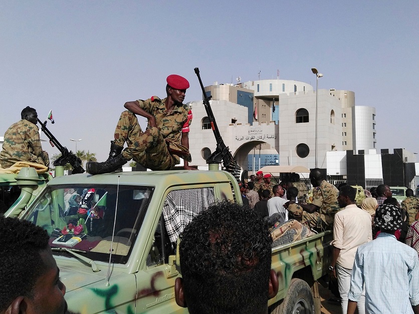 （外代一线）（5）苏丹国防部长宣誓就任过-FZ00032522981.JPG