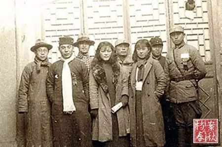 1936年西安事变时,吴光伟(左四)与"一二· 一二"剧团同事在西安合影