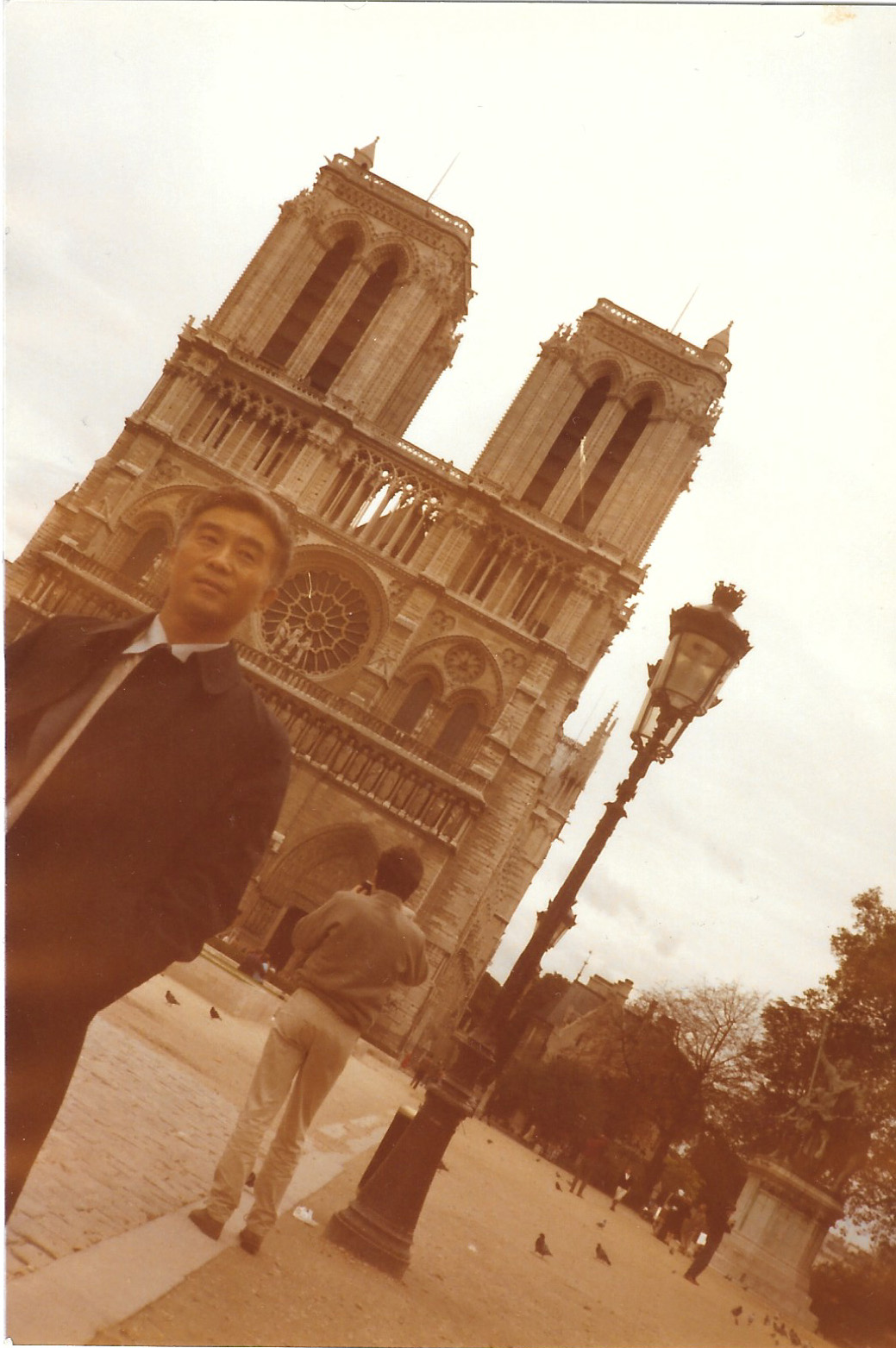 在巴黎圣母院前的广场上.jpg