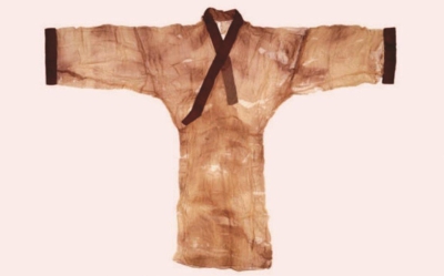 借马王堆汉墓出土的素纱襌衣，人们可以想象2000多年前的外国人看到万里之外运来的中国丝绸会是如何惊叹艳羡.jpg